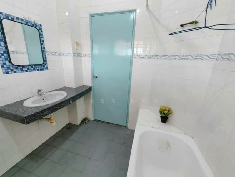 2-storey Terraced House for Rent in Taman Perling (Perling) - Jessy Koh - Bathroom - PropertyGuru.com.my