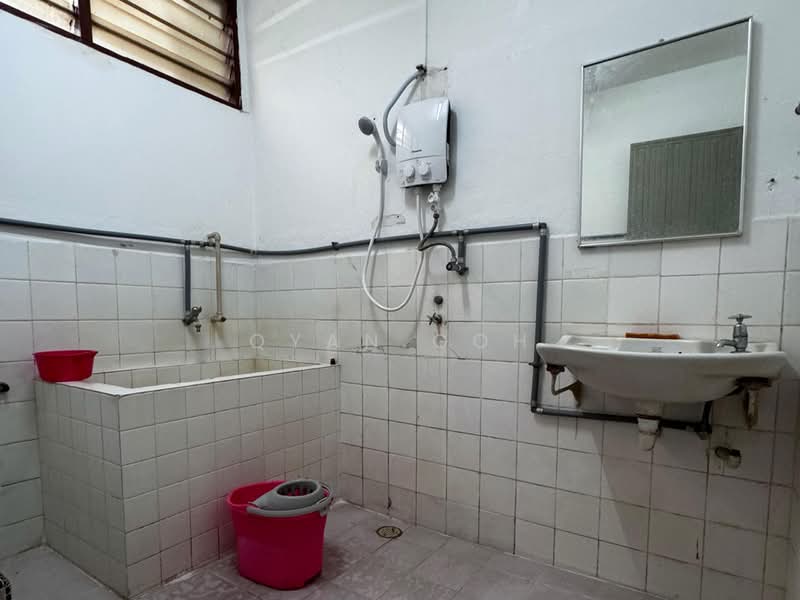 Rumah Teres 2 Tingkat untuk Disewa di Taman Green Lane (Jelutong) - Qyan Goh - Bathroom - PropertyGuru.com.my