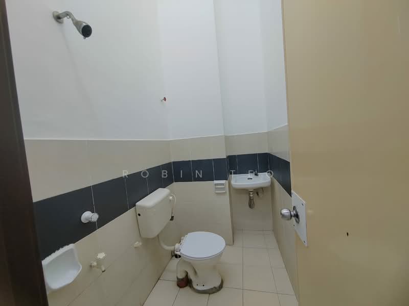 Rumah Teres 1 Tingkat untuk Disewa di Bandar Putra (Kulai) - Robin Teo - Bathroom - PropertyGuru.com.my