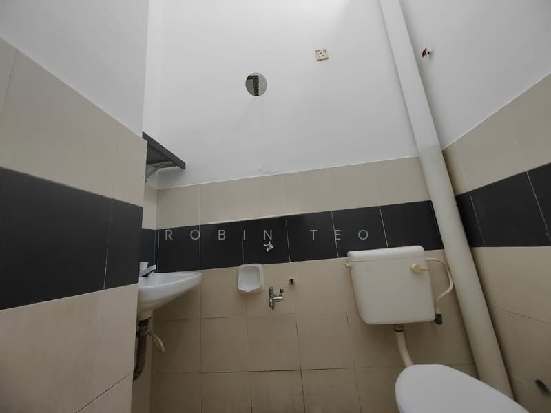 Rumah Teres 1 Tingkat untuk Disewa di Bandar Putra (Kulai) - Robin Teo - Bathroom - PropertyGuru.com.my