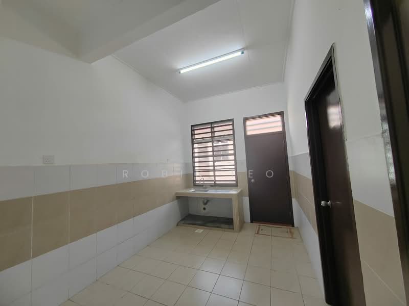 Rumah Teres 1 Tingkat untuk Disewa di Bandar Putra (Kulai) - Robin Teo - Kitchen - PropertyGuru.com.my