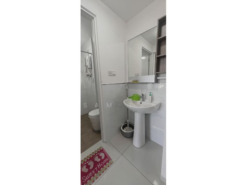 Kediaman Servis untuk Dijual di Country Garden Central Park - Sam Tan - Bathroom - PropertyGuru.com.my