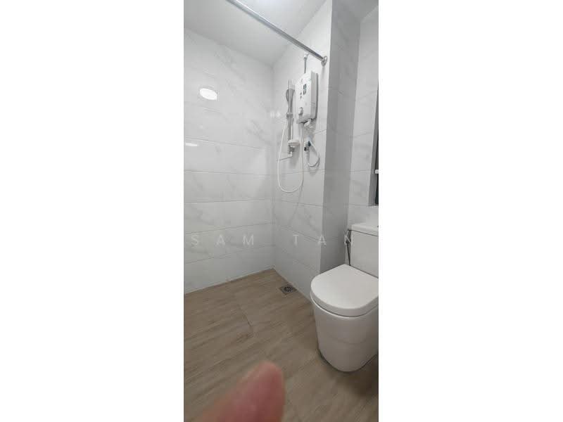 Kediaman Servis untuk Dijual di Country Garden Central Park - Sam Tan - Bathroom - PropertyGuru.com.my