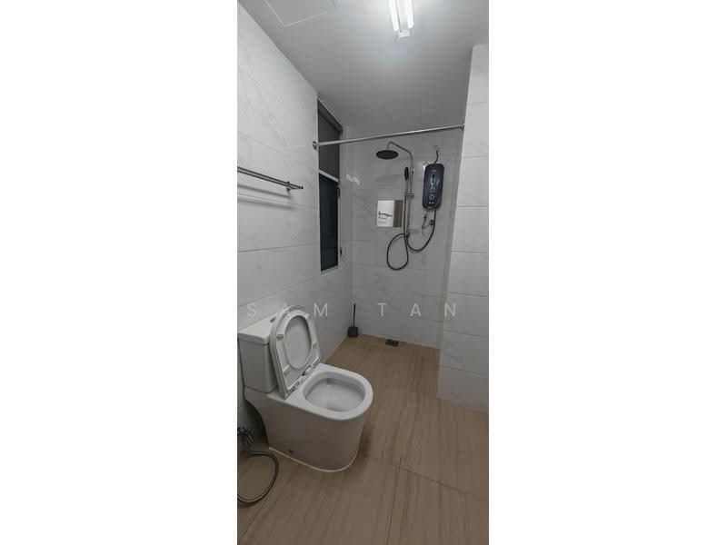 Kediaman Servis untuk Dijual di Country Garden Central Park - Sam Tan - Bathroom - PropertyGuru.com.my