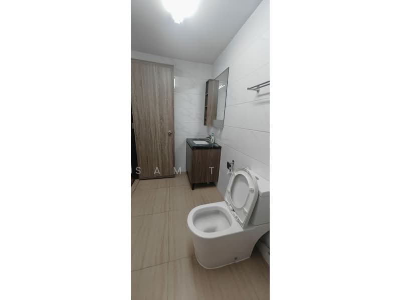 Kediaman Servis untuk Dijual di Country Garden Central Park - Sam Tan - Bathroom - PropertyGuru.com.my