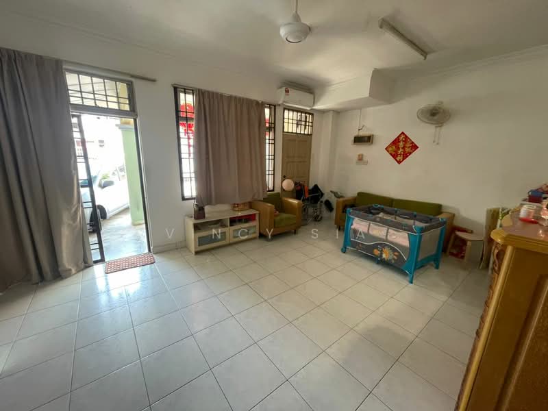 Rumah Teres 2 Tingkat untuk Dijual di Taman Seri Orkid (Skudai) - Vincy Sia - Living Room - PropertyGuru.com.my