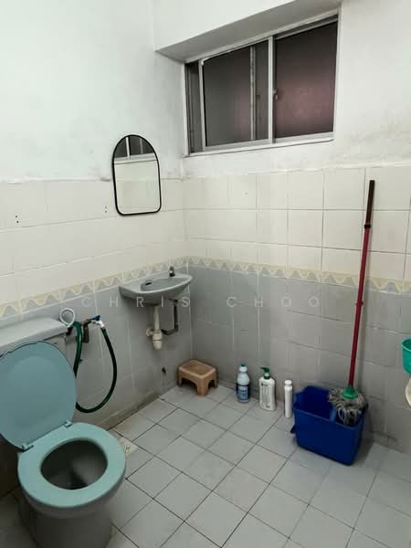 Kondominium untuk Dijual di Sri Pelangi Condominiums - Chris Choo - Bathroom - PropertyGuru.com.my