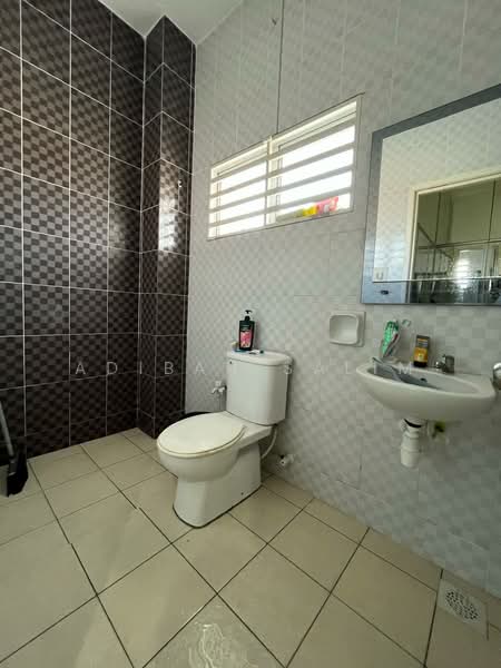 Semi-Detached House for Sale in Bandar Saujana Putra (Tanjong Duabelas) - Adibah Salim - Bathroom - PropertyGuru.com.my