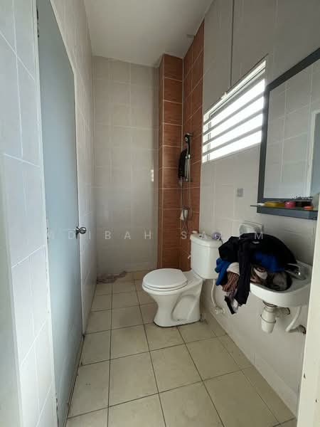 Semi-Detached House for Sale in Bandar Saujana Putra (Tanjong Duabelas) - Adibah Salim - Bathroom - PropertyGuru.com.my