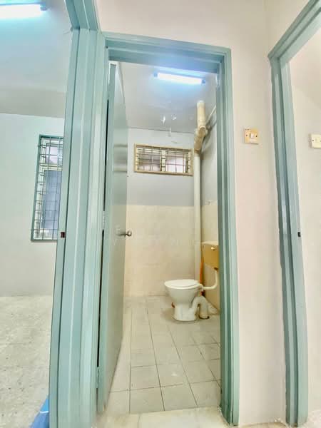 Apartment for Rent at Kiambang Apartment - Derrick Yeong - Bathroom - PropertyGuru.com.my