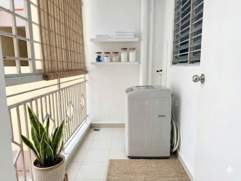 Pangsapuri untuk Dijual di Zamrud Apartment - Madam Lolaliza - Balcony - PropertyGuru.com.my