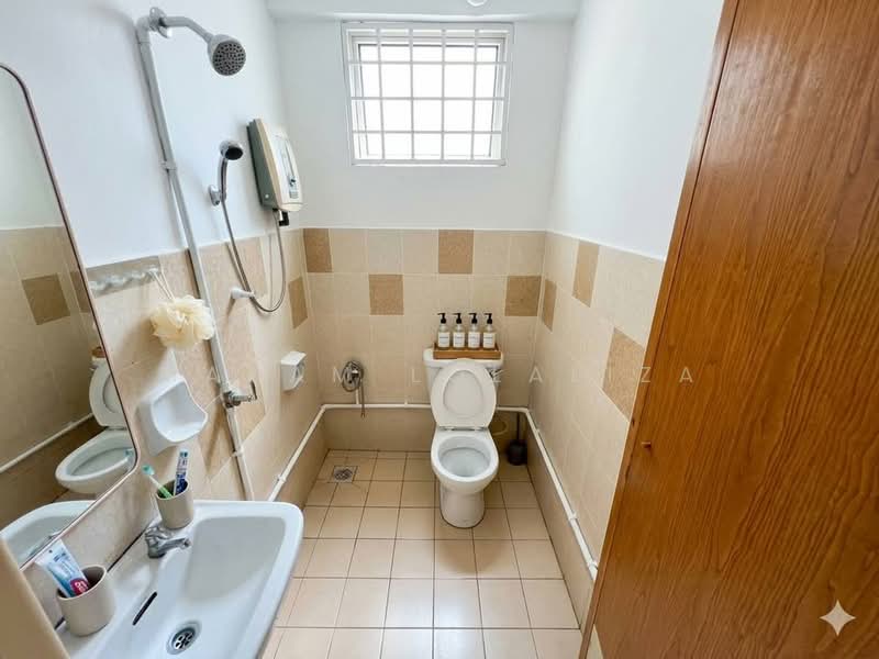 Pangsapuri untuk Dijual di Zamrud Apartment - Madam Lolaliza - Bathroom - PropertyGuru.com.my