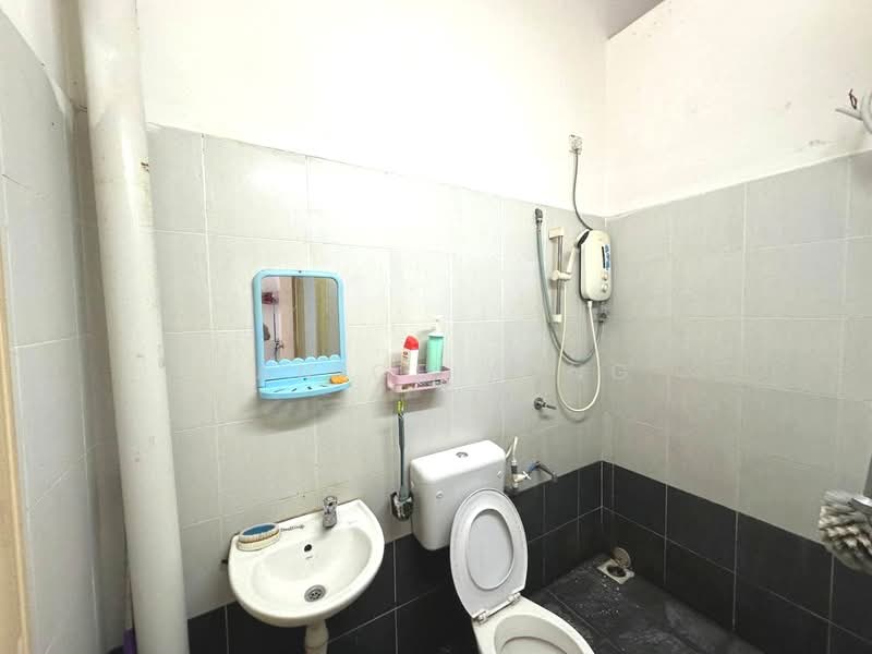 2-storey Terraced House for Rent in Bandar Jaya Putra (Johor Bahru) - Janice Yong - Bathroom - PropertyGuru.com.my