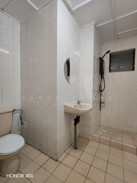 Pangsapuri untuk Disewa di Indah Court Likas - Aaron Chong Tsun Vui - Bathroom - PropertyGuru.com.my