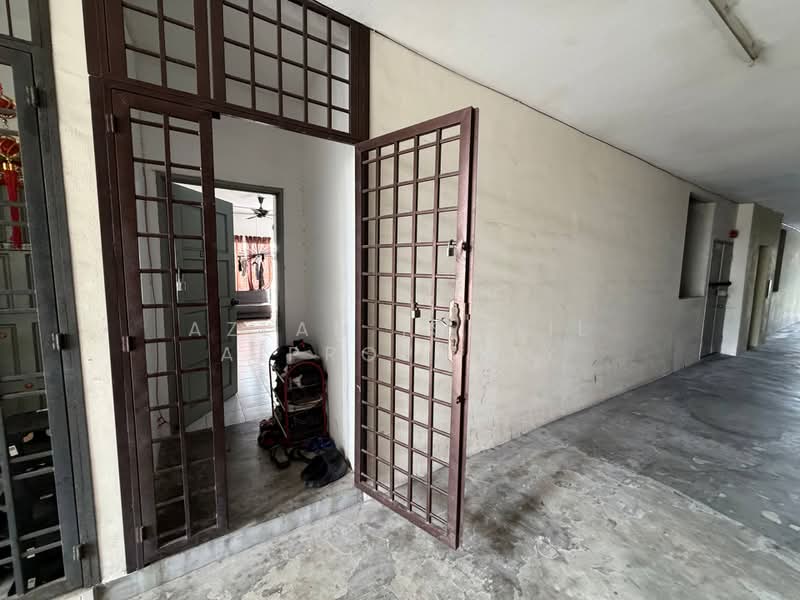 Pangsapuri untuk Dijual di Taman Larkin Idaman Plot C - Azlan Ismail aiproperty - Entrance - PropertyGuru.com.my