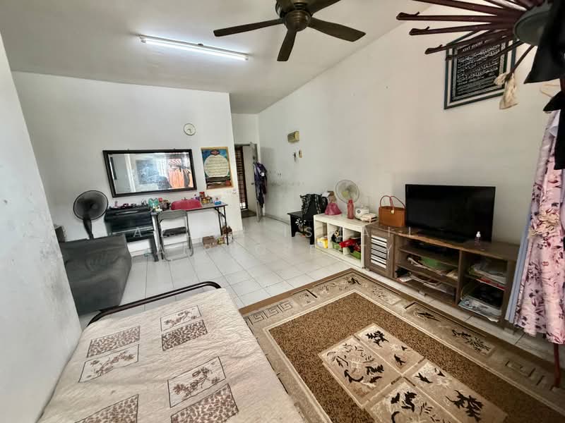 Pangsapuri untuk Dijual di Taman Larkin Idaman Plot C - Azlan Ismail aiproperty - Living Room - PropertyGuru.com.my