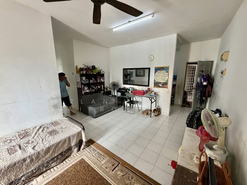 Pangsapuri untuk Dijual di Taman Larkin Idaman Plot C - Azlan Ismail aiproperty - Living Room - PropertyGuru.com.my