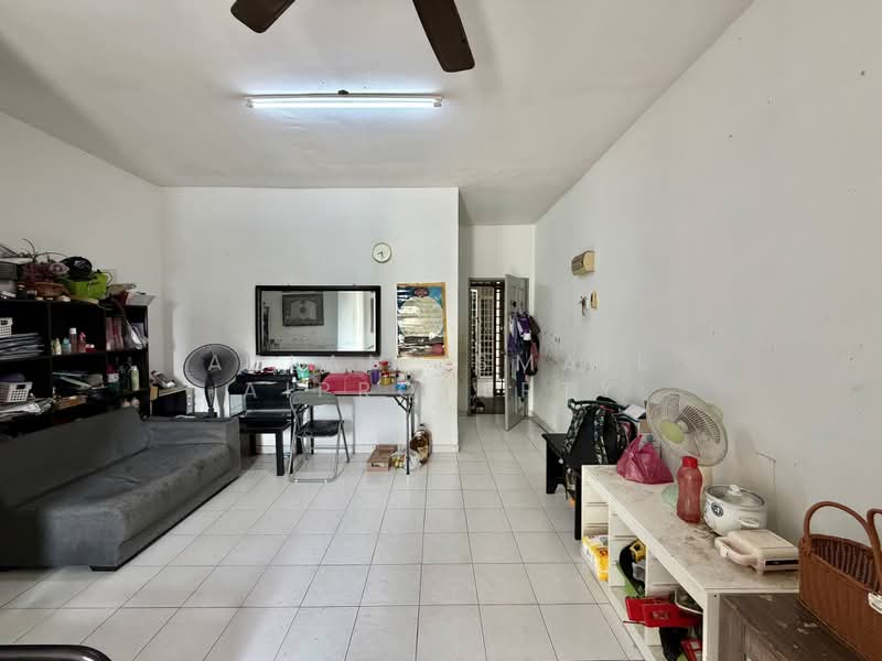 Pangsapuri untuk Dijual di Taman Larkin Idaman Plot C - Azlan Ismail aiproperty - Living Room - PropertyGuru.com.my