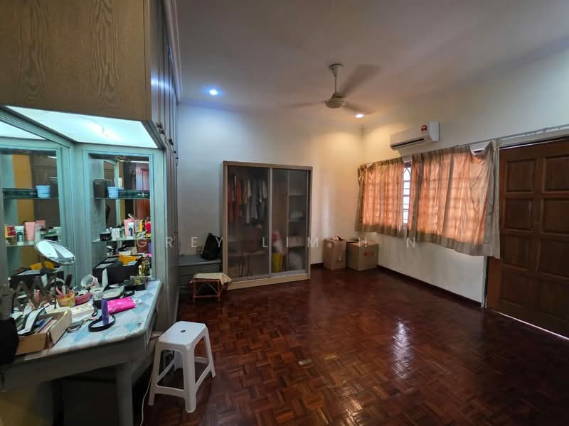 2-storey Terraced House for Sale in Taman Putra Indah (Seri Kembangan) - Grey Lim H N - Bedroom - PropertyGuru.com.my