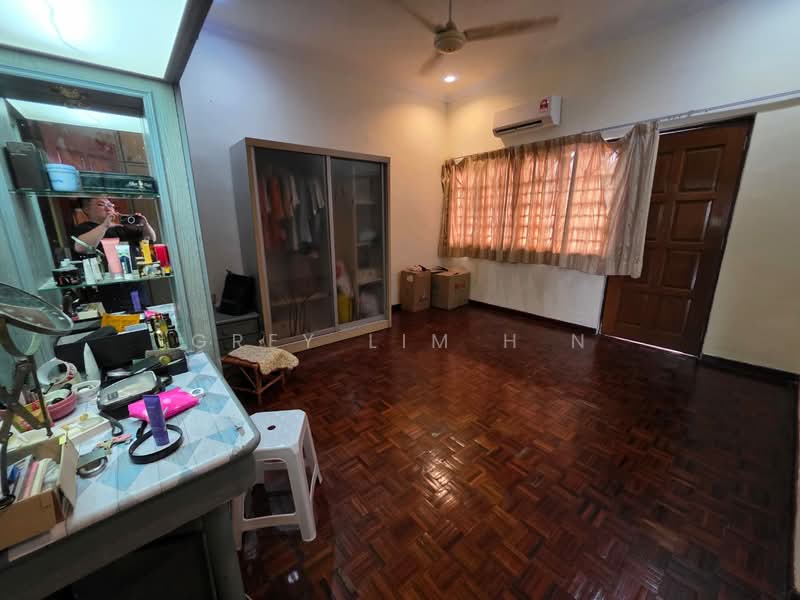2-storey Terraced House for Sale in Taman Putra Indah (Seri Kembangan) - Grey Lim H N - Bedroom - PropertyGuru.com.my