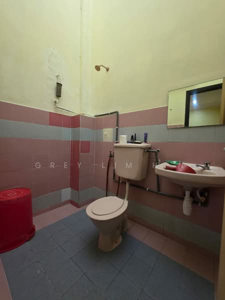 2-storey Terraced House for Sale in Taman Putra Indah (Seri Kembangan) - Grey Lim H N - Bathroom - PropertyGuru.com.my