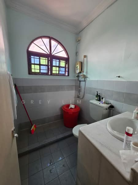 2-storey Terraced House for Sale in Taman Putra Indah (Seri Kembangan) - Grey Lim H N - Bathroom - PropertyGuru.com.my