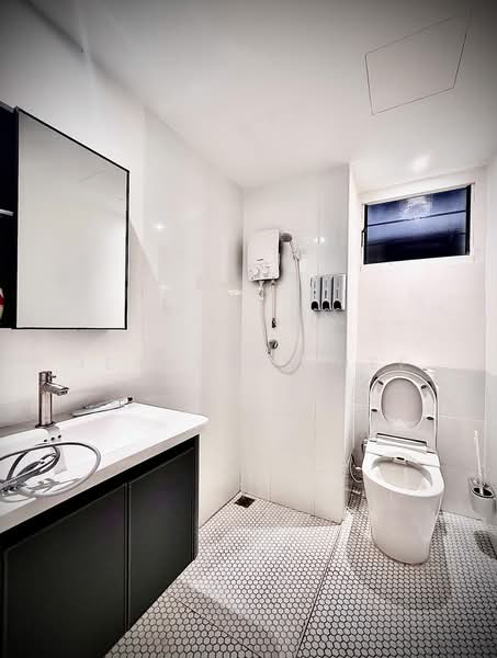 Kondominium untuk Dijual di Gurney Park Condominium - Jeanette Hee - Bathroom - PropertyGuru.com.my