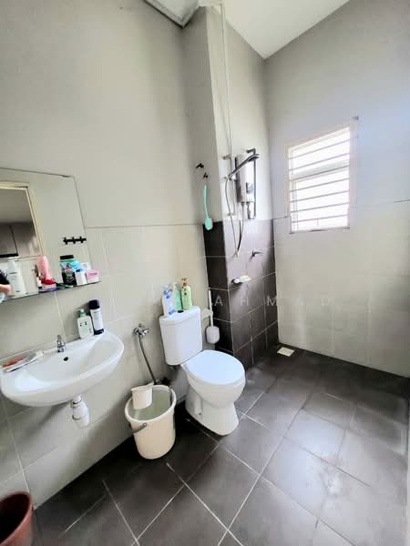 Townhouse for Sale in Sungai Buloh (Selangor) - Syima Ahmad - Bathroom - PropertyGuru.com.my