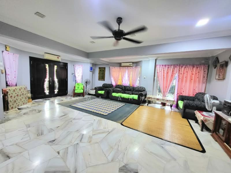 2-storey Terraced House for Sale in Sungai Buloh (Selangor) - Syima Ahmad - Living Room - PropertyGuru.com.my