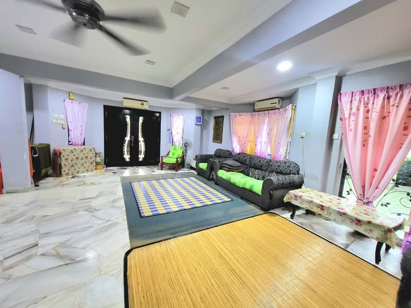 2-storey Terraced House for Sale in Sungai Buloh (Selangor) - Syima Ahmad - Living Room - PropertyGuru.com.my