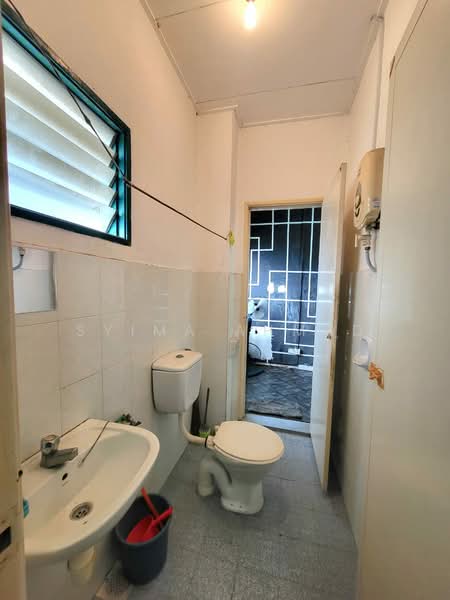 2-storey Terraced House for Sale in Sungai Buloh (Selangor) - Syima Ahmad - Bathroom - PropertyGuru.com.my