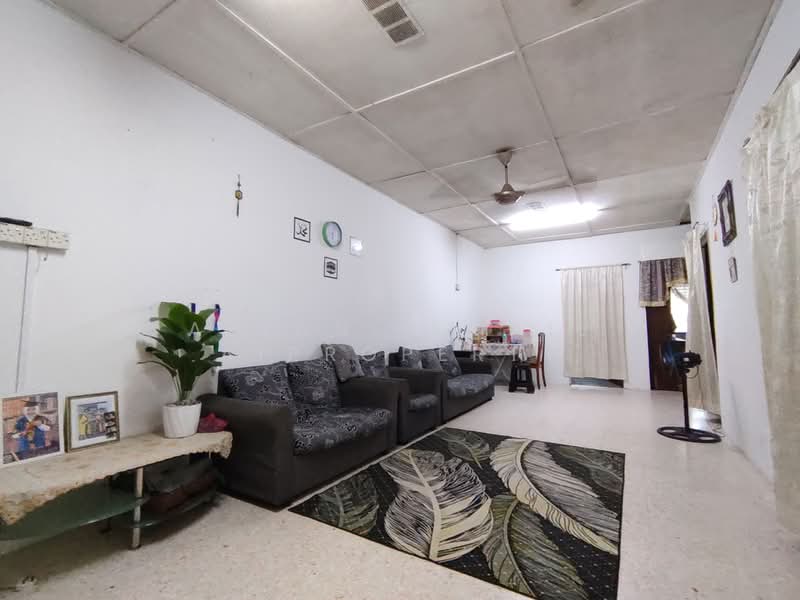 Rumah Teres 1 Tingkat untuk Dijual di Taman Mawar (Pasir Gudang) - Azlan Ismail aiproperty - Living Room - PropertyGuru.com.my