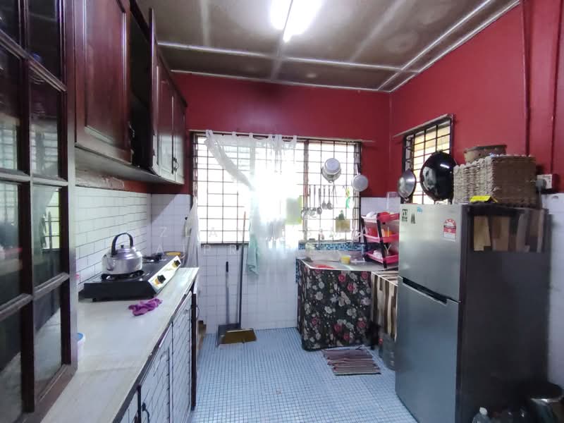 Rumah Teres 1 Tingkat untuk Dijual di Taman Mawar (Pasir Gudang) - Azlan Ismail aiproperty - Kitchen - PropertyGuru.com.my