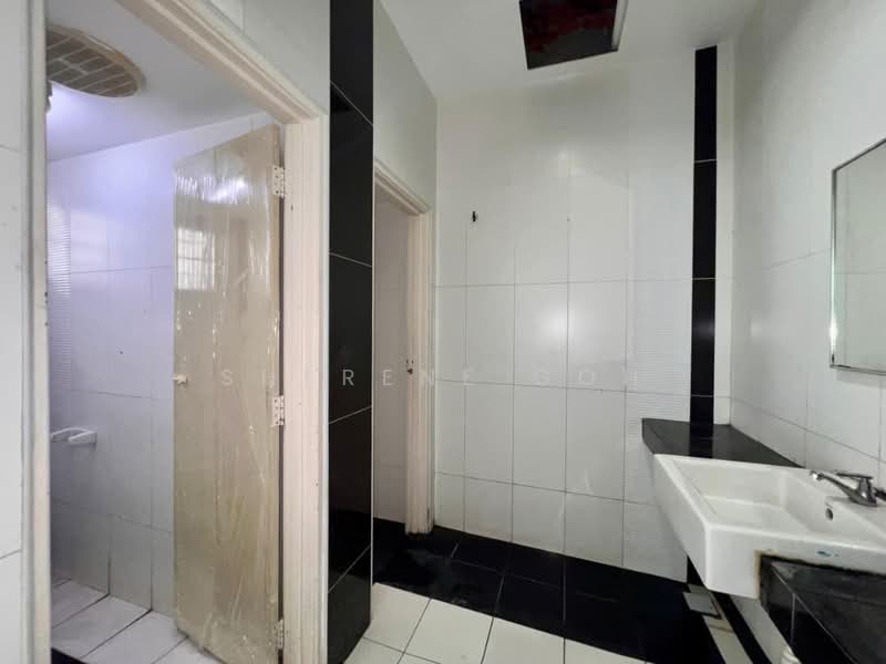 Kedai untuk Disewa di Bandar Kinrara Seksyen 9 (Bandar Kinrara) - Sherene Goh - Bathroom - PropertyGuru.com.my