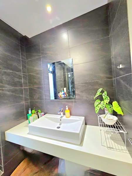 Servis Apartment untuk Dijual di NOVUM - Wind Mah - Bathroom - PropertyGuru.com.my