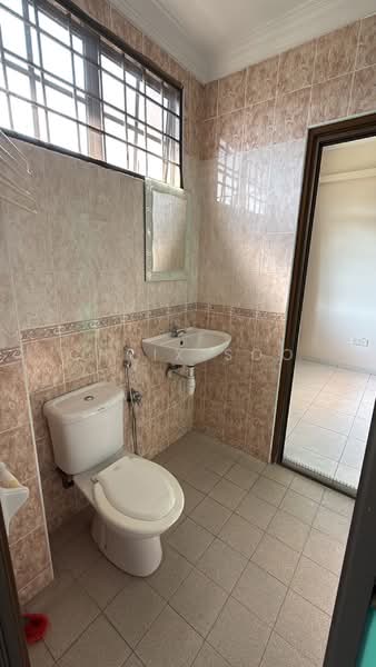 Rumah Teres 2 Tingkat untuk Disewa di Desa Melati (Nilai) - Chrix Soo - Bathroom - PropertyGuru.com.my