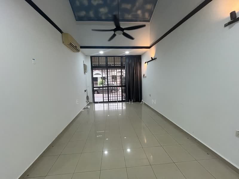 Rumah Teres 1.5 Tingkat untuk Disewa di Taman Molek (Johor Bahru) - Eve Chan - Living Room - PropertyGuru.com.my