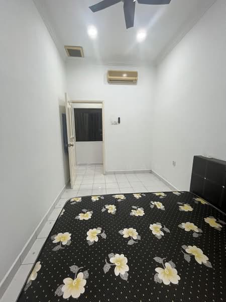 Rumah Teres 1.5 Tingkat untuk Disewa di Taman Molek (Johor Bahru) - Eve Chan - Bedroom - PropertyGuru.com.my