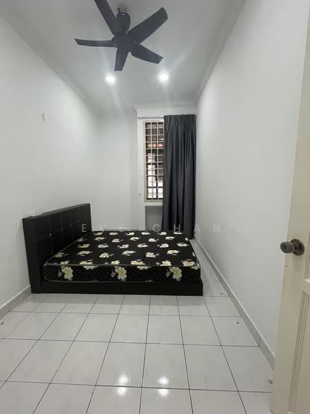 Rumah Teres 1.5 Tingkat untuk Disewa di Taman Molek (Johor Bahru) - Eve Chan - Bedroom - PropertyGuru.com.my
