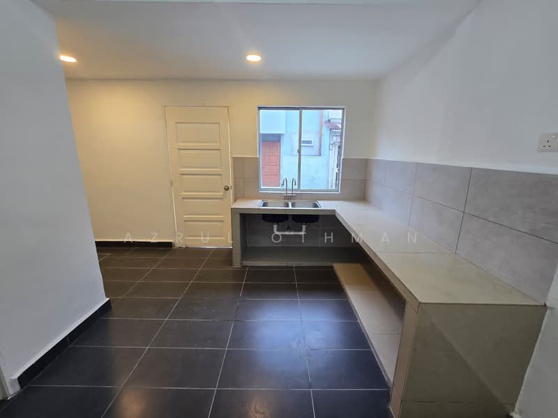 Rumah Teres 2 Tingkat untuk Dijual di Taman Bukit Emas (Seremban) - Azrul Othman - Kitchen - PropertyGuru.com.my
