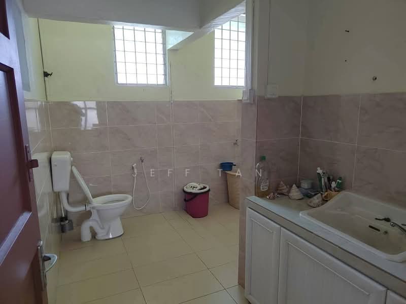 Semi-Detached House for Sale in Taman Canning (Ipoh) - Jeff Tan - Bathroom - PropertyGuru.com.my