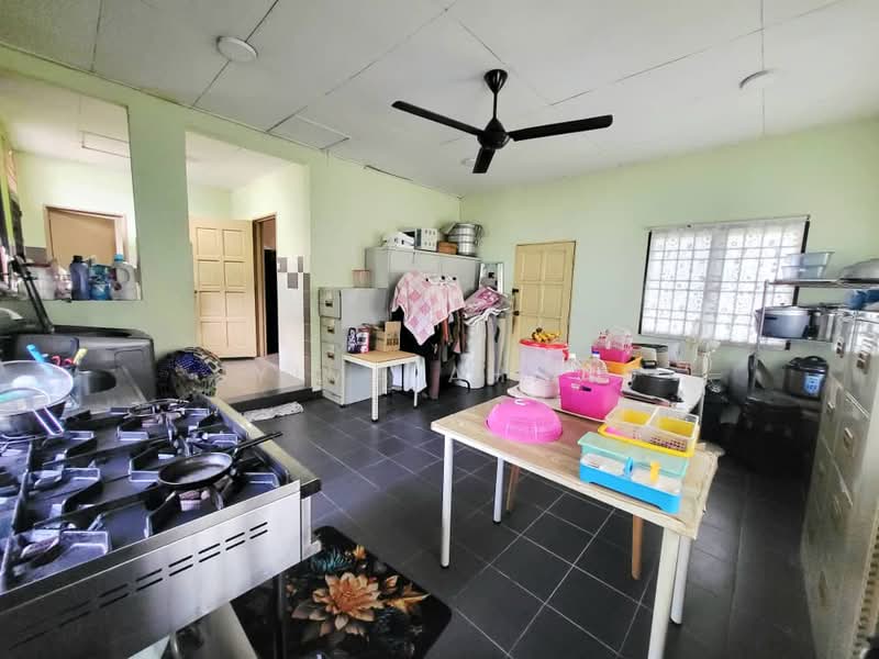 2-storey Terraced House for Sale in Sungai Buloh (Selangor) - Syima Ahmad - Kitchen - PropertyGuru.com.my