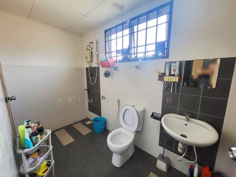 2-storey Terraced House for Sale in Sungai Buloh (Selangor) - Syima Ahmad - Bathroom - PropertyGuru.com.my