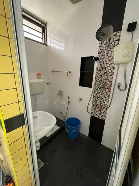 Rumah Teres 1.5 Tingkat untuk Disewa di Permas Jaya (Johor) - Caven Chan - Bathroom - PropertyGuru.com.my
