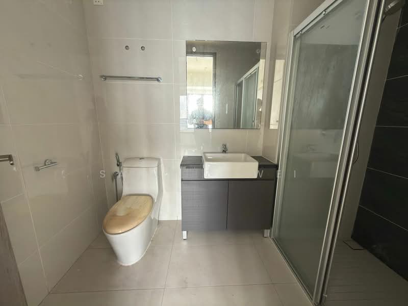 Kondominium untuk Dijual di Royal Strand @ Country Garden Danga Bay - Sally Zi Wei - Bathroom - PropertyGuru.com.my