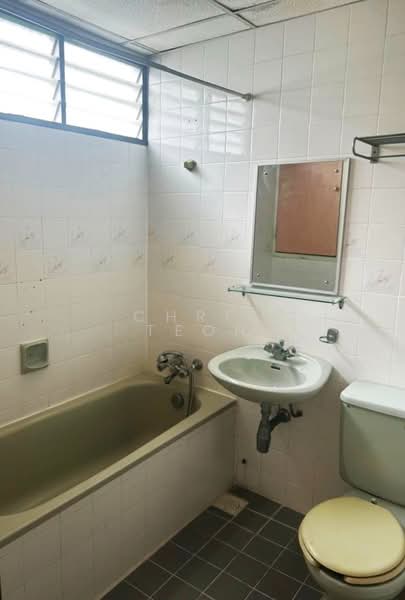 Kondominium untuk Dijual di Leisure Bay Condominium - Chris Teoh - Bathroom - PropertyGuru.com.my