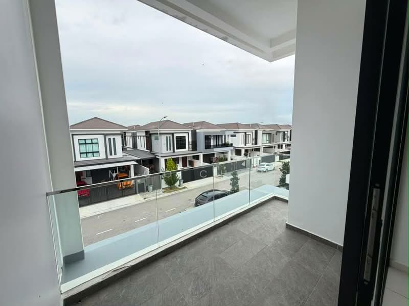 Rumah Kluster untuk Dijual di Austin Crest (Johor Bahru) - Nico Chong - Balcony - PropertyGuru.com.my