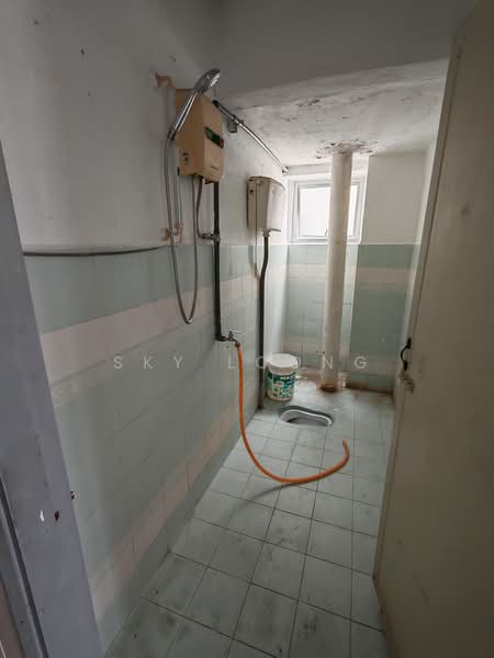 Pangsapuri untuk Dijual di PPR Gombak Setia - Sky Loong - Bathroom - PropertyGuru.com.my