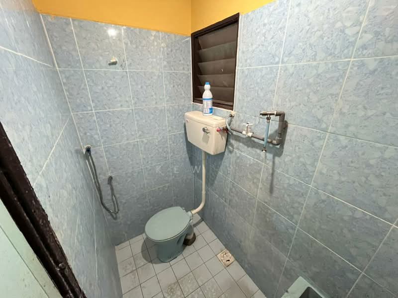 Pangsapuri untuk Dijual di Garden Tower - Kew . - Bathroom - PropertyGuru.com.my