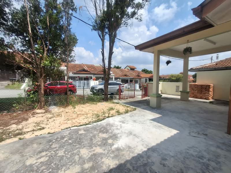 1-storey Terraced House for Sale in Bandar Putra Permai (Seri Kembangan) - Vee Muru - Exterior - PropertyGuru.com.my